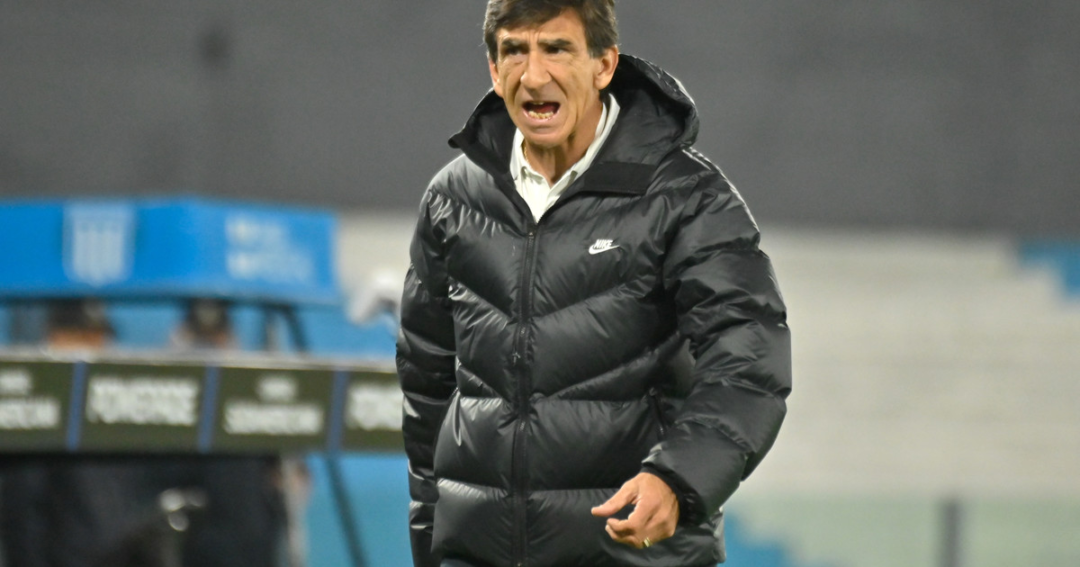 Costas sigue como técnico de Racing: desmienten pedido de pago completo del contrato