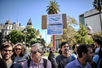 Investigadores argentinos luchan contra el ataque de Milei a la ciencia nacional