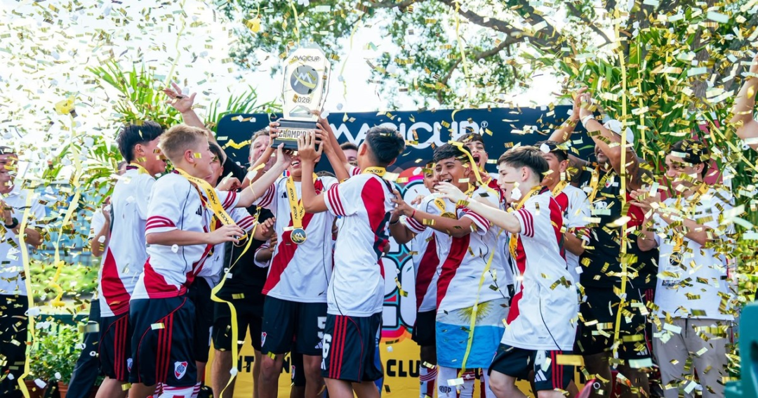 River Plate 2014 se consagra en MagiCup y recibe trofeo de ícono argentino