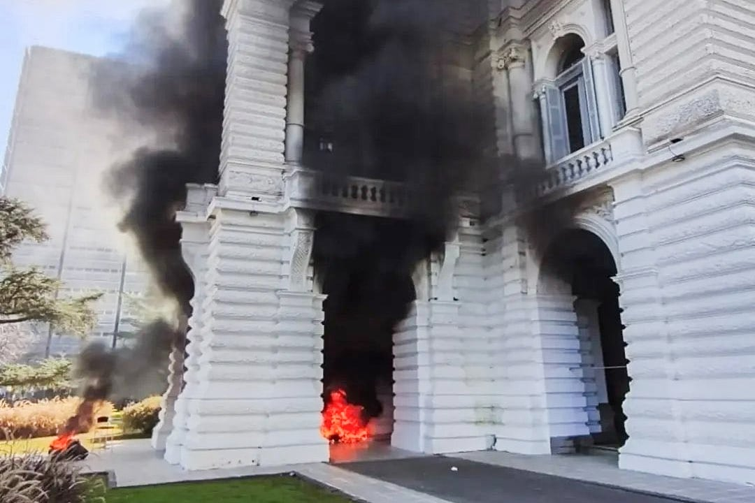 Violentos incidentes en La Plata: protestas de cooperativistas contra fin de contratos