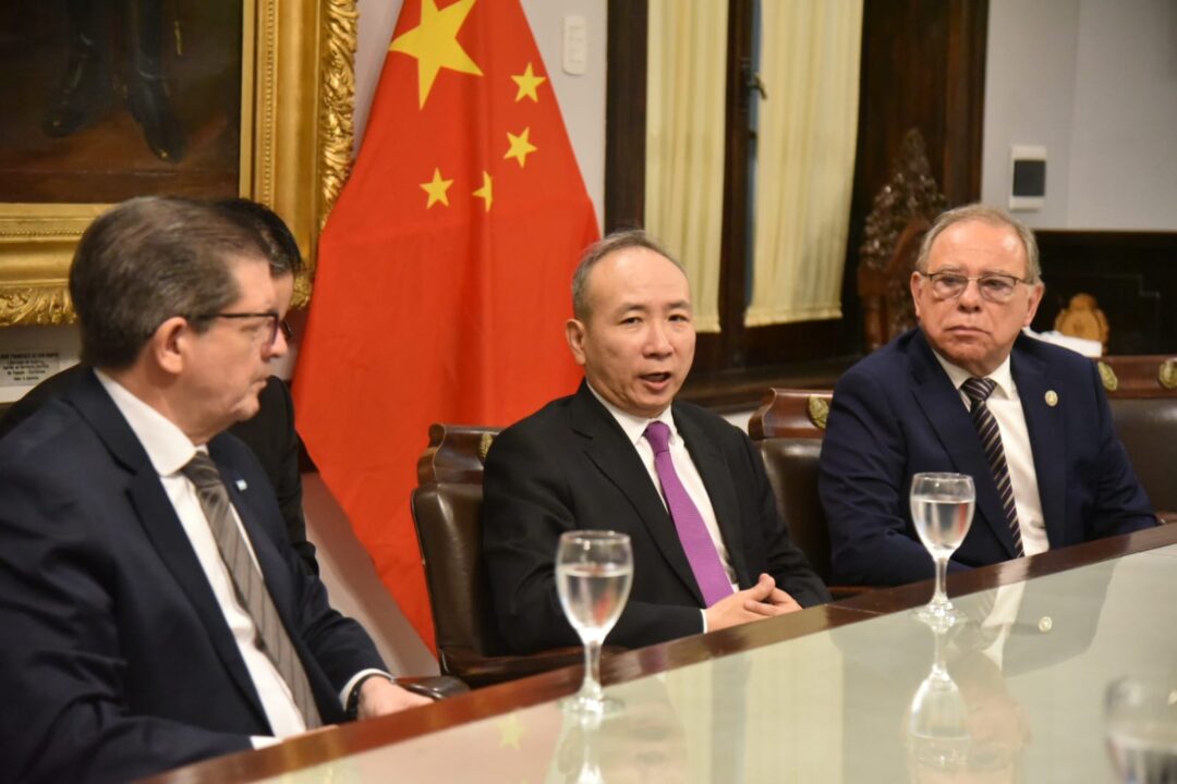 Representante de China con los presidentes de ambas Cámaras Legislativas