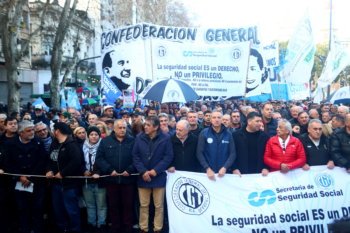 Trabajadores marchan en contra del ajuste de Milei frente al Congreso el 24 de julio