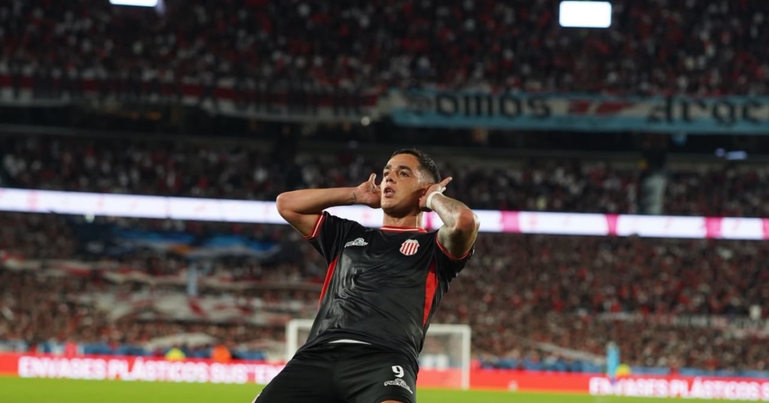 Morales celebra gol a River con homenaje a su ídolo Román y Topo Gigio