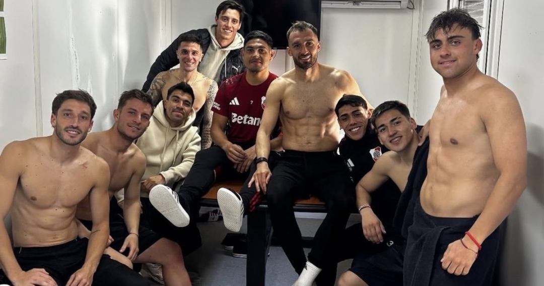 Jugadores de River visitan a borrados en el predio Cantilo en búsqueda de apoyo