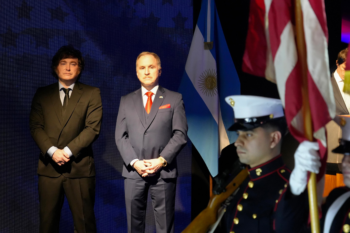 Milei saluda a Lamelas en el 4 de julio en embajada de EE. UU.