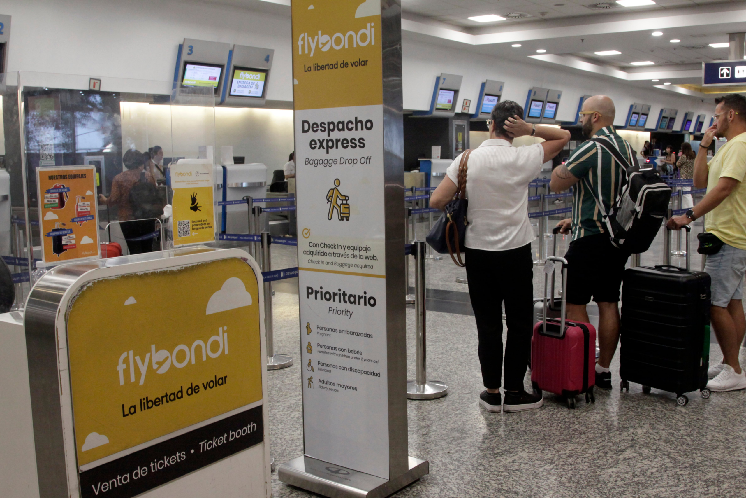 Flybondi vende pasajes sin vuelos ni control estatal, crecen reclamos de pasajeros