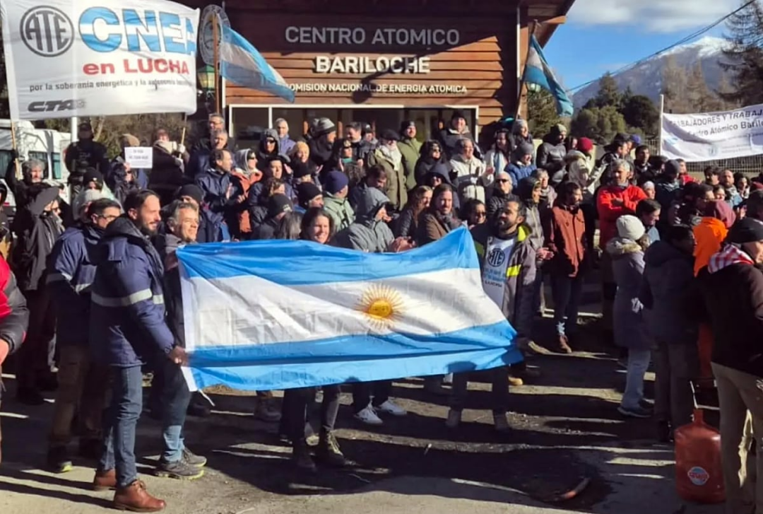 Trabajadores de CNEA protestan con abrazo simbólico por despidos en Bariloche