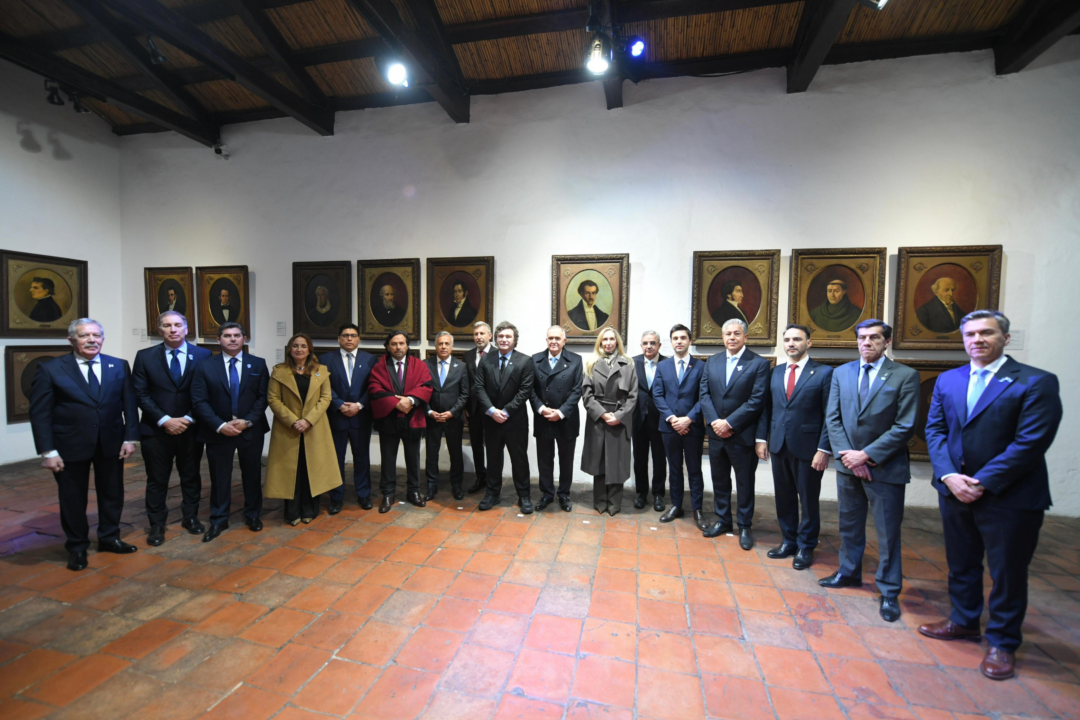 Gobernadores buscan desdoblar elecciones en 2027 para evitar conflictos con Milei