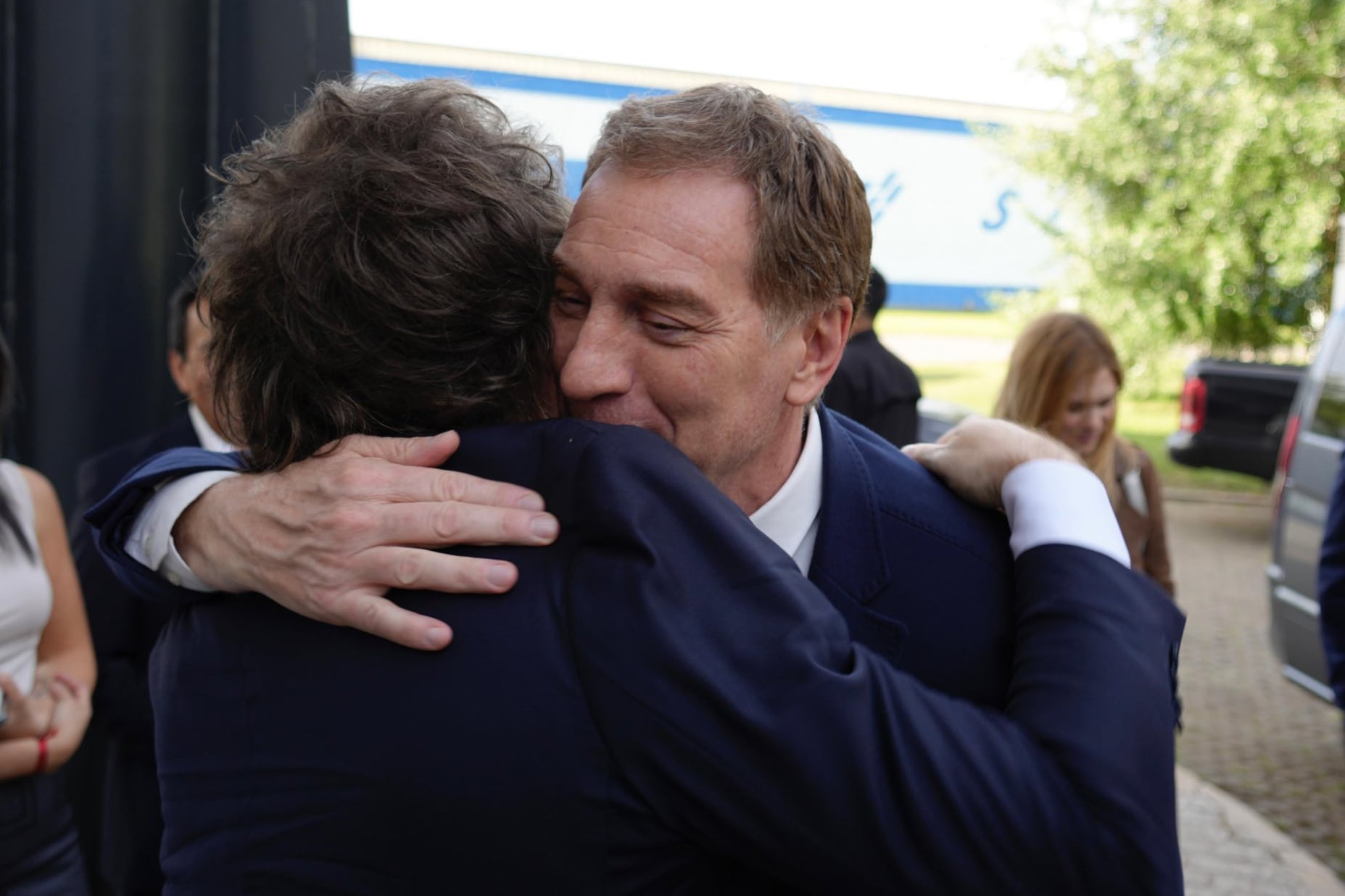 Milei pospone viaje a Paraguay y recibe a Flavio Bolsonaro en casa presidencial