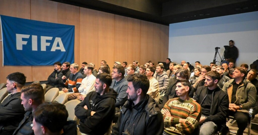 Reunión en Ezeiza: jugadores y árbitros conocen nuevas reglas del fútbol argentino