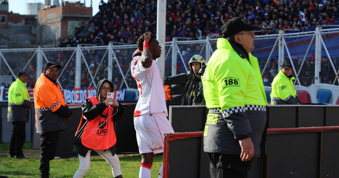 Jordy Caicedo celebra victoria de Huracán y se disculpa por festejo del Topo Gigio